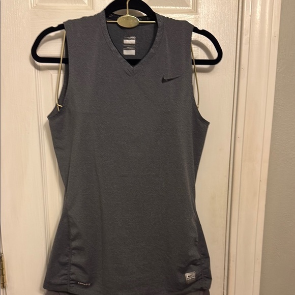 Nike Dri-Fit Women's Gray Sleeveless Top and Shorts Set - Picture 2 of 11